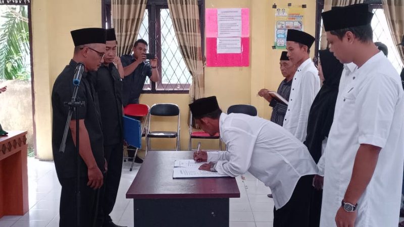 Ketua Bapekam, Sairun Lantik Panitia Pilpung Kampung Langkai 2023