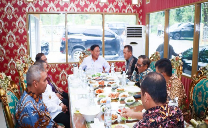 Bersama plh. Gubernur Riau, Pj Bupati Kampar Jamu Makan Siang Menko Polhukam Mahfud MD
