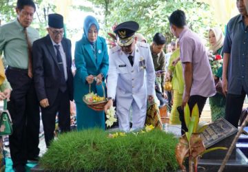Sebelum dilantik Sebagai Pj Bupati Kampar, Muhammad Firdaus Lakukan Ziarah Kemakam Orang Tua