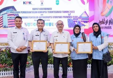 Rakor Dengan KPK RI, Pj Bupati Kampar Muhammad Firdaus Terima Tiga Penghargaan dari KPK RI