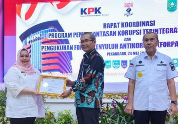 Bupati Kasmarni Terima Plakat Apresiasi Dari KPK-RI
