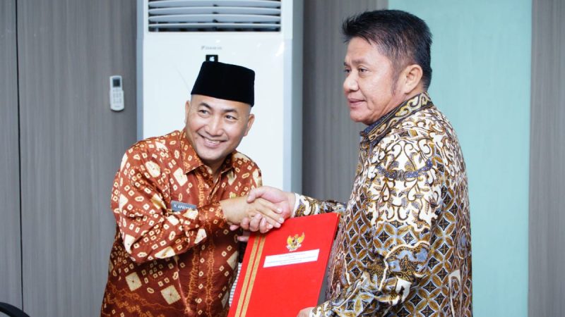 Sah, Gubernur Herman Deru Serahkan SK Perpanjangan Pj Bupati Muba