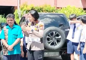 Satlantas Berikan Edukasi Keselamatan Kepada Sopir Bus Yang Membawa Rombongan SMP Santa Maria Pekanbaru