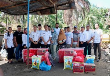 Sebagai Bentuk Perhatian Pemda Rohil, Wabup Rohil Kunjungi Korban Kebakaran Rumah dan Serahkan Bantuan