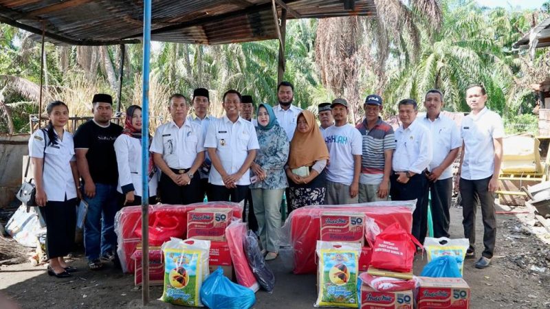 Sebagai Bentuk Perhatian Pemda Rohil, Wabup Rohil Kunjungi Korban Kebakaran Rumah dan Serahkan Bantuan