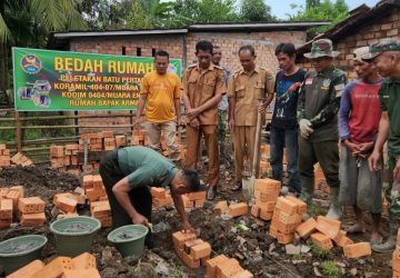 Peletakan Batu Pertama Danramil 404-07/ME Bedah Rumah Di Desa Muara Lawai