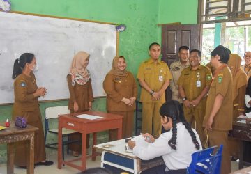 Bupati Bengkalis Tinjau Asesmen Sumatif SD dan SMP di Mandau Pinggir, Kasmarni Harapkan Lulus Semua