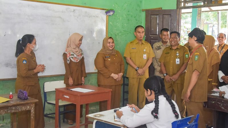 Bupati Bengkalis Tinjau Asesmen Sumatif SD dan SMP di Mandau Pinggir, Kasmarni Harapkan Lulus Semua
