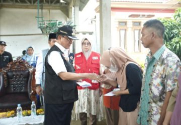 Bupati Inhil HM WARDAN Bersama Ketua PMI Hj.Zulaikhah Salurkan Bantuan Korban Kebakaran Desa Sungai Gantang Kempas