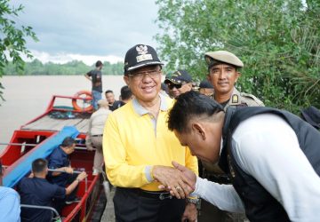 Ditengah Guyuran Hujan Deras, Bupati Inhil HM WARDAN Buka Turnamen Bupati Cup Sepak Bola Desa Sungai Undan