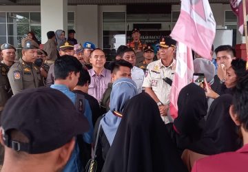 Tanggapi Demo Terkait Jembatan Sungai Piring, Ketua DPRD Inhil Ajak Audiensi Mahasiswa