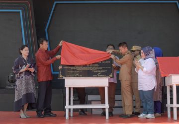 Bupati Rohil, Afrizal Sintong Bersama Salah Satu Donatur Resmikan Jalan di Pulau Halang