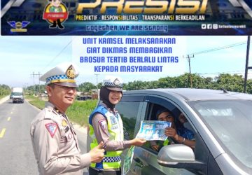 Satlantas Polres Rohil Kembali Bagikan Stiker Keselamatan ke Pengendara