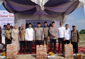 Ditandai dengan Pelatakan Batu Pertama, Pj Bupati Kampar Mhd. Firdaus Dampingi Wakapolri dan Gubri Resmikan Masjid Rosna di Perumahan Griya Setia Bangsa