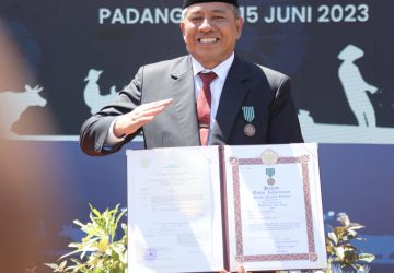 Bupati Siak Terima Penghargaan Satyalancana Wira Karya Pembangunan Bidang Pertanian dari Jokowi