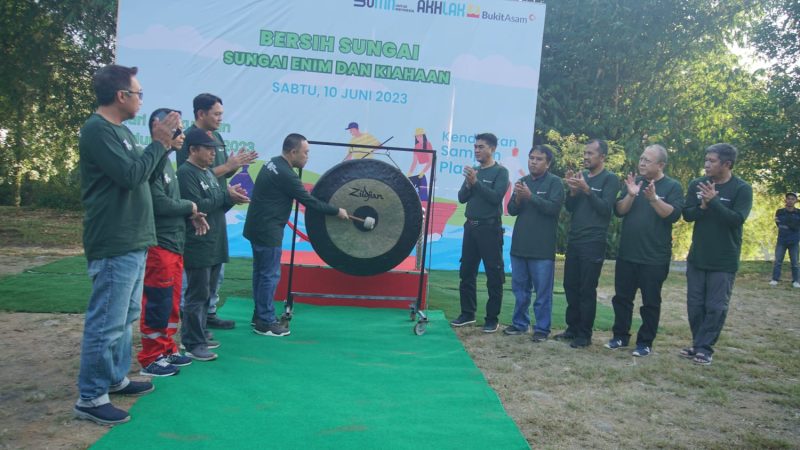 Hari Lingkungan Hidup, PTBA Ajak Masyarakat Bersih-bersih Sungai Enim dan Sungai Kiahaan