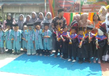 Anggota DPRD Bengkalis Febriza Luwu Hadir Pelepasan dan Wisuda 2 KB Paud