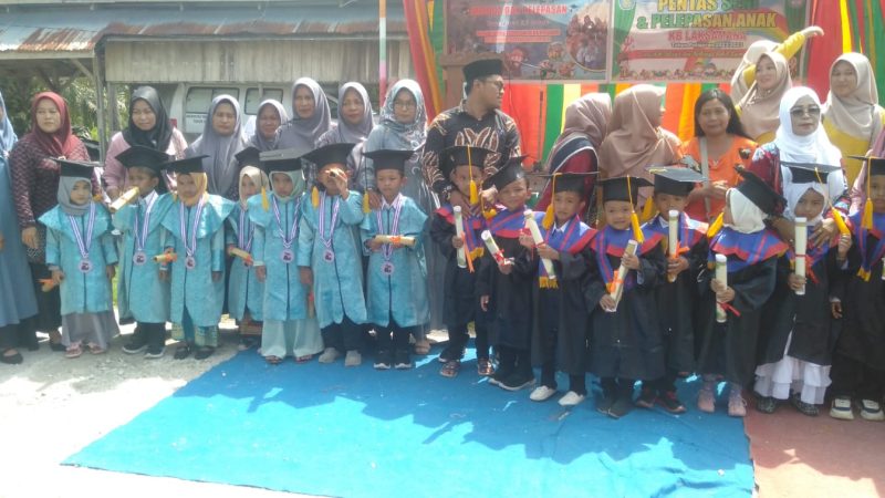 Anggota DPRD Bengkalis Febriza Luwu Hadir Pelepasan dan Wisuda 2 KB Paud