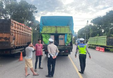 Kasat Lantas Polres Muara Enim Berikan Himbauan Supir Truck di Jalan Lintas
