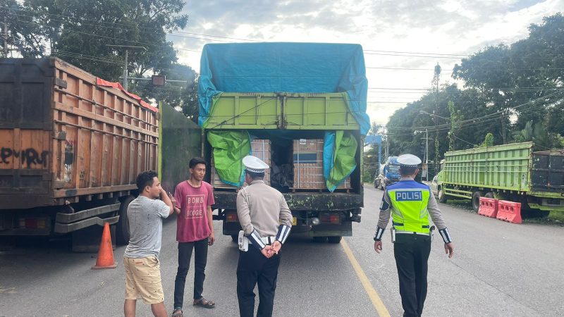 Kasat Lantas Polres Muara Enim Berikan Himbauan Supir Truck di Jalan Lintas