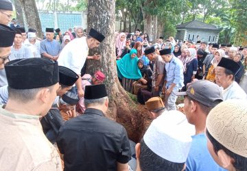 Pj Bupati Apriyadi Antar Langsung Mendiang Wakil Ketua Baznas Muba ke Pemakaman