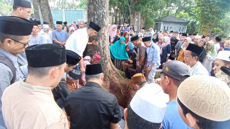 Pj Bupati Apriyadi Antar Langsung Mendiang Wakil Ketua Baznas Muba ke Pemakaman
