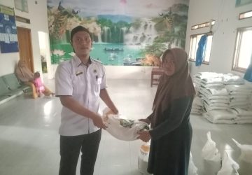 Pemdes Margasari Salurkan Bantuan Pangan Beras dari Bulog Seberat 10 Kg Kepada 221 KPM