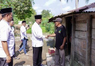 Sowan ke Warga, Pj Bupati Apriyadi Door to Door Bagikan Daging Kurban