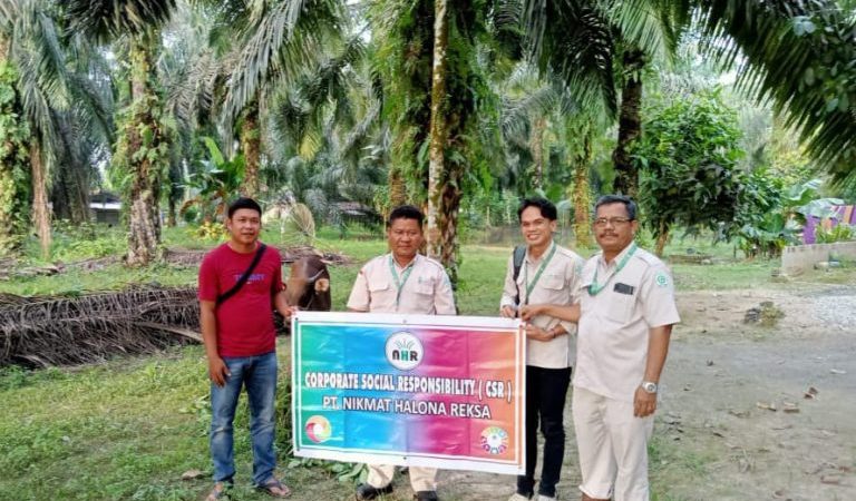 Bentuk Kepedulian, PKS PT NHR Serahkan Bantuan Hewan Qurban Untuk Masyarakat