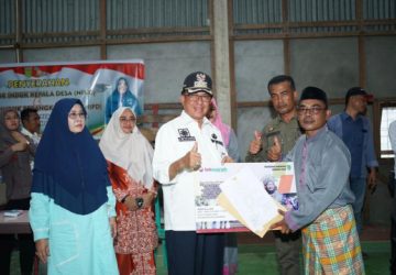 Pemkab Inhil Pertama di Riau Serahkan NIKD dan NIPD Kepada Kepala Desa Serta Perangkat Desa