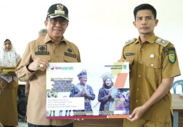 Perdana, Bupati Inhil HM WARDAN Serahkan NIKD dan NIPD Bagi Kades dan Perangkat Desa Se-Kecamatan Gaung Anak Serka