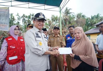 Bupati Inhil HM WARDAN Salurkan Bantuan Kebakaran Kepada Warga Terdampak di Desa Pebenaan Kecamatan Keritang