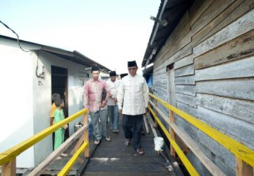 Bupati HM WARDAN Tinjau Pembangunan Jalan Jerambah di Lorong Surau Tembilahan