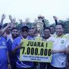 Ketua DPRD Siak Indra Gunawan Memberi Piala Ketua DPRD Cup 2023