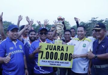 Ketua DPRD Siak Indra Gunawan Memberi Piala Ketua DPRD Cup 2023