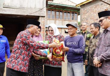 Amir dan Istri Bahagia Dibangun Rumah Layak Huni oleh Pj Bupati Apriyadi