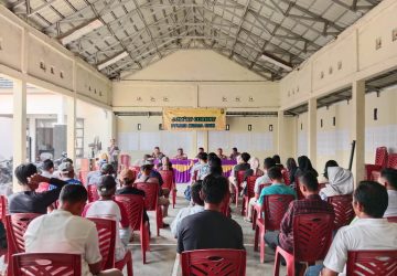 Warga Desa Karang Raja Menanyakan Marka Jalan Pada Saat Jumat Curhat Yang Digelar Oleh Polres Muara Enim