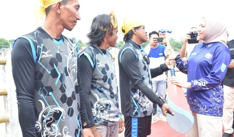 Bupati Indragiri Hulu Rezita Meylani Yopi SE Membuka Event Parawisata Festival Pacu Sampan Tradisional