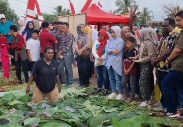 Ketua PMI Lamsel Saksikan Acara Adat Bakar Batu, Tradisi Provinsi Papua di Perkemahan Jumbara PMR ke-IX