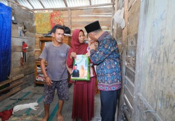Weekend, Pj Bupati Apriyadi Sambangi Warga Sungai Keruh Yang Mendapat Program Bedah Rumah