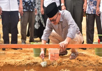 Peletakan Batu Pertama Dalam Pembangunan Mesjid Al-Ikhlas Pandau Jaya, Pj. Bupati Kampar Tegaskan Untuk Selalu Konsisten Dalam Penyelesaian Rumah Ibadah