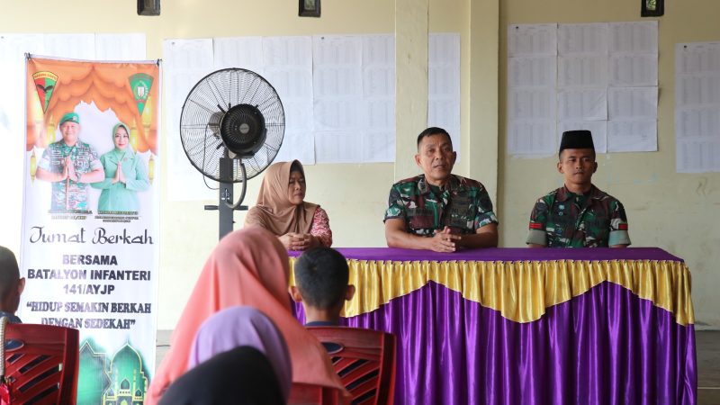 Jumat Berkah Danyonf 141/AYJP Berikan Bantuan Sembako Warga Desa Karang Raja