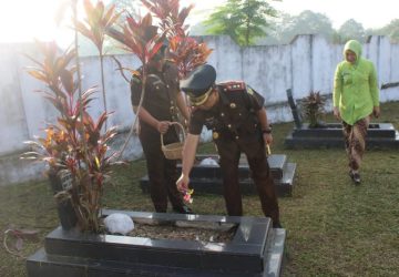 Kejari Indragiri Hulu Gelar Ziara di Taman Makam Pahlawan