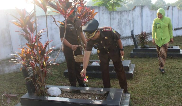 Kejari Indragiri Hulu Gelar Ziara di Taman Makam Pahlawan