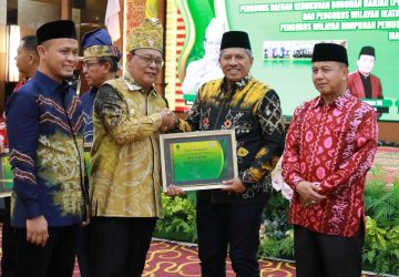Bupati Alfedri Terima Piagam Penghargaan dari Ketua KBB Sadunia