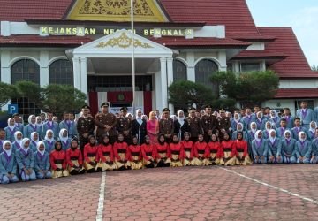 Peringati HUT Bhakti Adhyaksa ke 63 Tahun Mengelari Apel di Halaman Kantor Kejaksaan Negeri Bengkalis