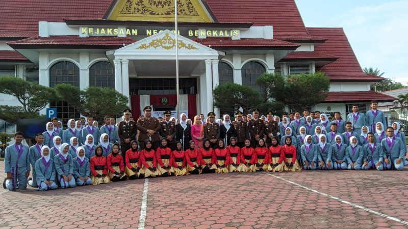 Peringati HUT Bhakti Adhyaksa ke 63 Tahun Mengelari Apel di Halaman Kantor Kejaksaan Negeri Bengkalis