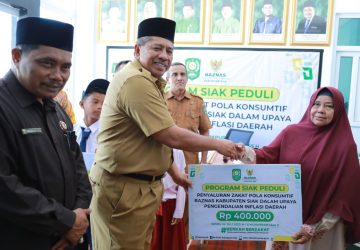 Mustahik dan Siswa PKH di Siak Terima Bantuan Paket Sembako dan Seragam Sekolah