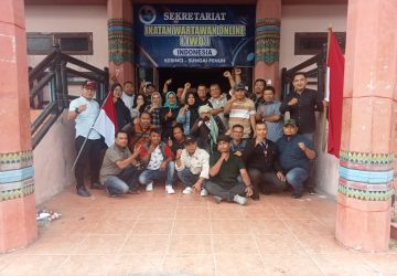Sambut HUT RI Ke-78, IWO Indonesia Sungai Penuh Kerinci Goro dan Pemasangan Bendera Bersama