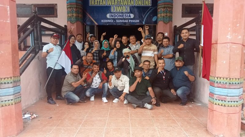 Sambut HUT RI Ke-78, IWO Indonesia Sungai Penuh Kerinci Goro dan Pemasangan Bendera Bersama